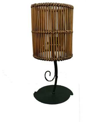 Lámpara de mesa marrón con pantalla mimbre cilíndrica
